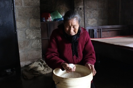 Bà Phan Thị Khi, ở Khu phố An Hòa 2 đã nhận đúng số gạo theo quy định 