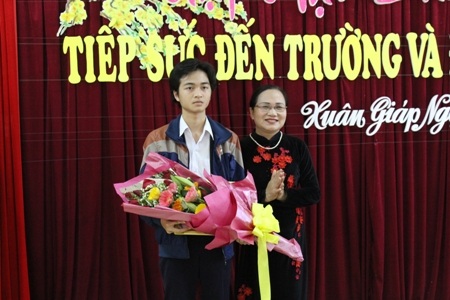 Bà Nguyễn Thị Thùy Mỵ trao phần thưởng và bằng khen cho 