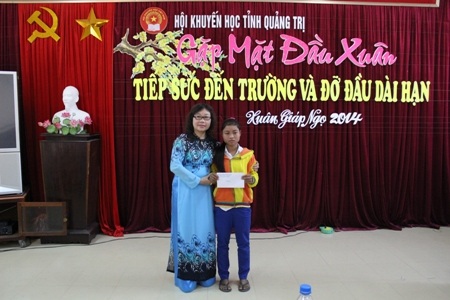 Thay mặt Hội Khuyến học tỉnh, bà Nguyễn Thị Hồng Vân trao học bổng của  
