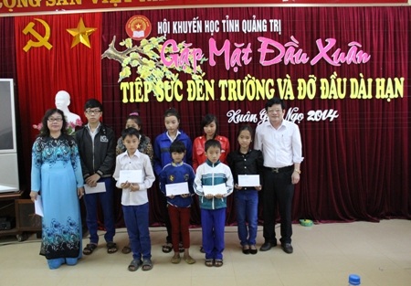 Bà Nguyễn Thị Thùy Mỵ trao phần thưởng và bằng khen cho 