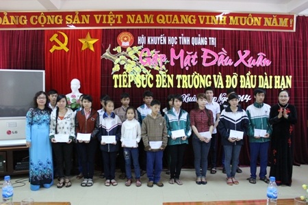 Bà Nguyễn Thị Thùy Mỵ trao phần thưởng và bằng khen cho 