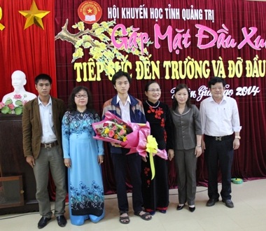 Thầy Hợp và Tùng trong buổi nhận học bổng của Hội Khuyến học tỉnh Quảng Trị 