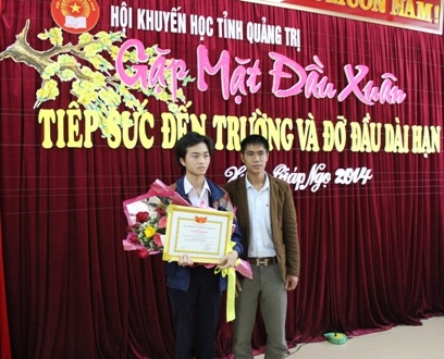 Thầy Hợp và Tùng trong buổi nhận học bổng của Hội Khuyến học tỉnh Quảng Trị 