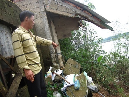 Nhà anh Chung bị sạt lở nghiêm trọng