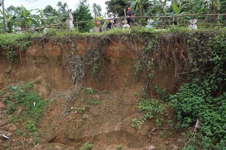 Hàng trăm héc ta đất hoa màu của người dân đã bị trôi xuống sông