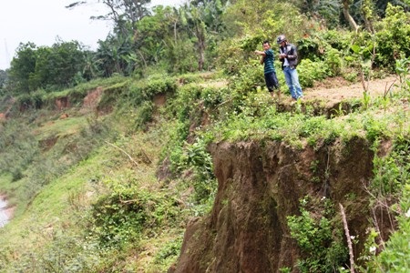 Hàng trăm héc ta đất hoa màu của người dân đã bị trôi xuống sông