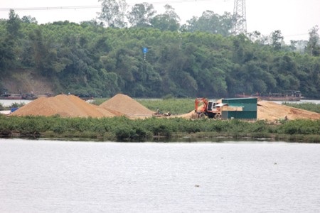 Một điểm khai thác, tập kết cát, sạn trên sông Thạch Hãn