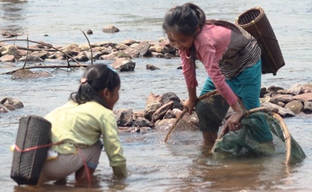 Hai em nhỏ Hồ Sinh và Hồ Hải cũng theo các chị ra sông bắt cá