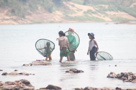 Việc lặn sông như thế này cũng tiềm ẩn rất nhiều nguy hiểm khó lường