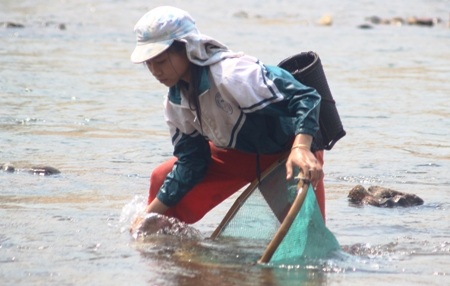 Em Hồ Thị Diên tranh thủ thời gian nghỉ để ra sống kiếm cá về cải thiện bữa ăn trưa