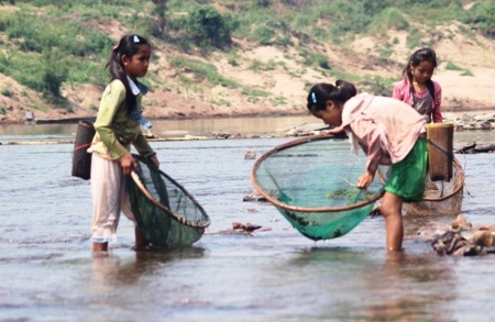 Cứ vào buổi trưa là nhiều em nhỏ ở bản 12, xã Thanh lại tập trung ở sông Sê Pôn