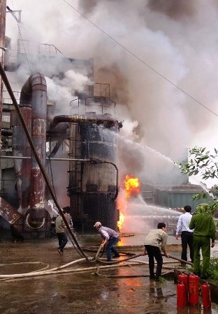 Các lực lượng chức năng tiến hành dập tắt đám cháy.