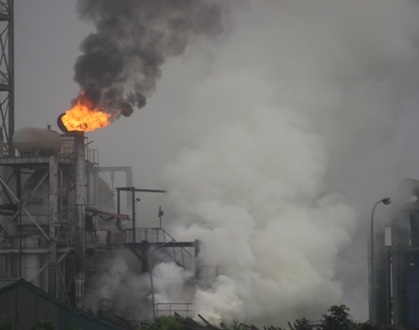 Ngọn lửa bốc lên từ ống thoát khí