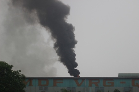 Đám khói lớn phụt lên từ ống thoát không khí của nhà máy...