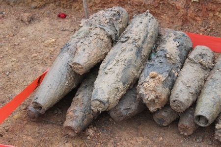 Một phần số đạn pháo được lực lượng rà phá, xử lý bom mình đưa lên khỏi hầm