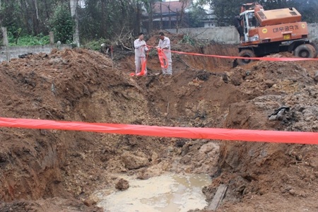 Lực lượng chức năng tiến hành khoanh vùng khu vực nguy hiểm để tiếp tục tìm kiếm