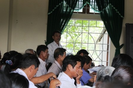 Hội trường chật kín người