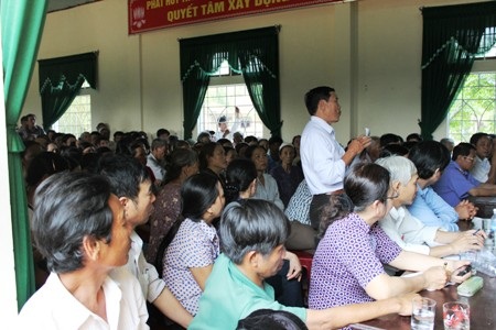 Người dân nêu ý kiến trao đổi với lãnh đạo huyện