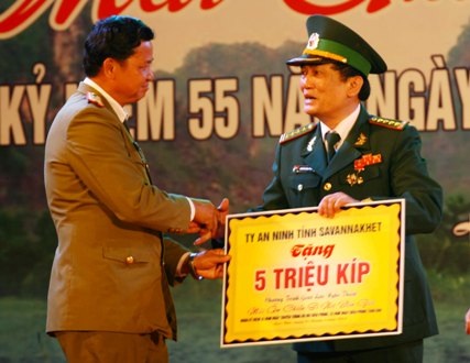 Bộ đội biên phòng chung tay xây dựng "Mái ấm chiến sỹ nơi biên giới" - 1 Đại diện Ty An ninh tỉnh Savannakhet tặng quà tới lực lượng Biên phòng