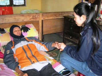 Trao gần 11 triệu đồng đến người đàn ông bị bệnh suy tim giai đoạn cuối