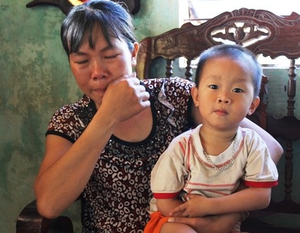 Mỗi lần thấy con cười là người mẹ nghèo lại rơi nước mắt