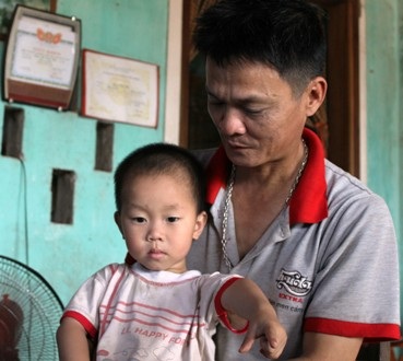 Anh Hải, chị Phương tính bán đi căn nhà đang ở để chữa trị cho 2 con. 