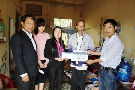 Ngày 5/3, PV Dân trí cùng đại diện chính quyền phường Đông Lương đã đến thăm và trao số tiền 