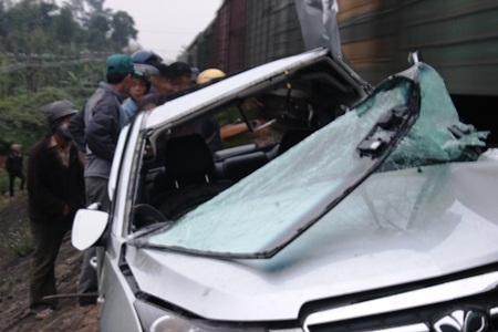 Xe ô tô bị tàu hỏa kéo lê một đoạn dài hơn 100m