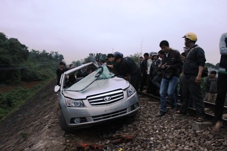 Xe ô tô bị tàu hỏa kéo lê một đoạn dài hơn 100m