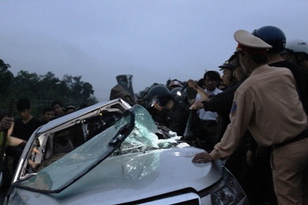 Mặt trước xe ô tô bị hư hỏng nặng