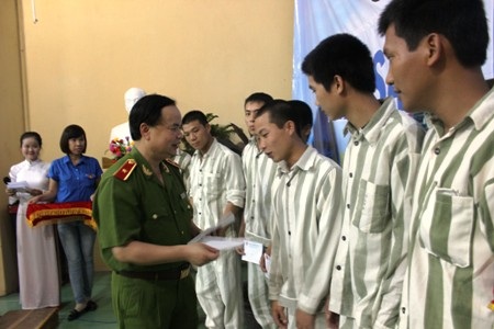 Hơn 250 phạm nhân, 