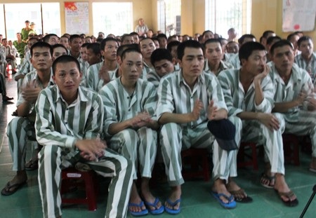 Hơn 250 phạm nhân, 