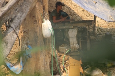 ...và những người bên dưới có nhiệm vụ sàng lọc quặng vàng