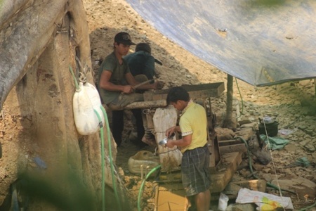 Vàng tặc hoạt động một cách công khai và rầm rộ tại A Vao