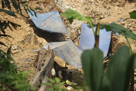 Một nhóm khác đang khoét núi tìm vàng