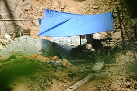 Dây chuyền khai thác vàng từ vách núi...