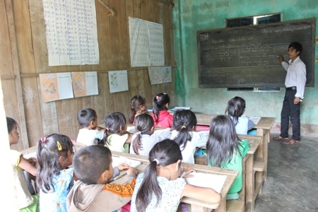 Thương học trò, thầy Phùng sẵn sàng ở lại và gắn bó với học sinh vùng cao.