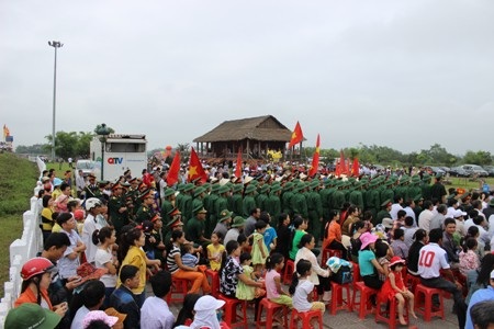 Rất đông cán bộ, nhân dân nô nức về dự lễ hội Thống nhất non sông.