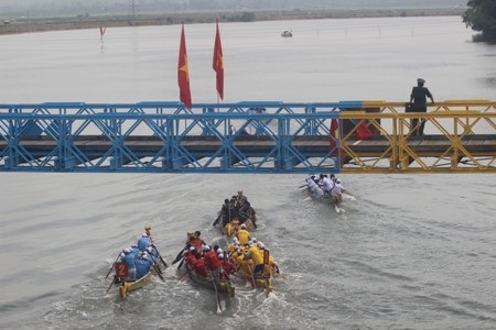 Các đội bơi kình địch nhau từng khoảng cách