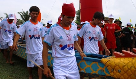 Đưa thuyền bơi về bến