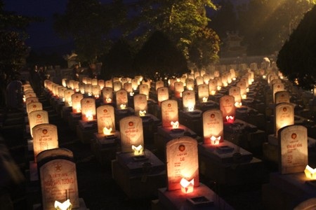 Những ánh nến lung linh tượng trưng cho linh hồn các liệt sĩ.