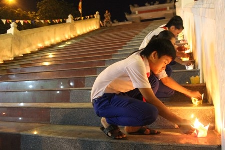 Những ánh nến lung linh tượng trưng cho linh hồn các liệt sĩ.