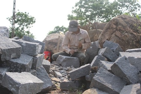 Bao nỗi nhọc nhằn trong cái nghiệp chẻ đá mà người thợ phải trải qua