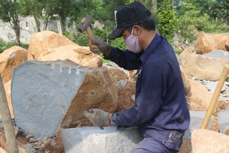 Để có được viên đá vuông vức, đúng yêu cầu, người thợ phải tỉ mẩn trong từng khâu