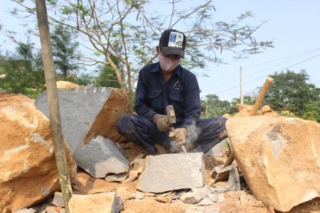 Để có được viên đá thành phẩm, người thợ phải làm rất nhiều công đoạn