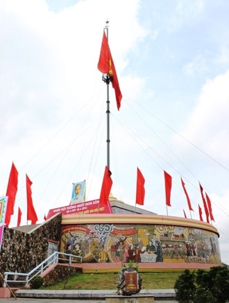 Rất nhiều phiến đá Trường Sa được dựng quanh kỳ đài, tượng trưng cho sự thống nhất non sông