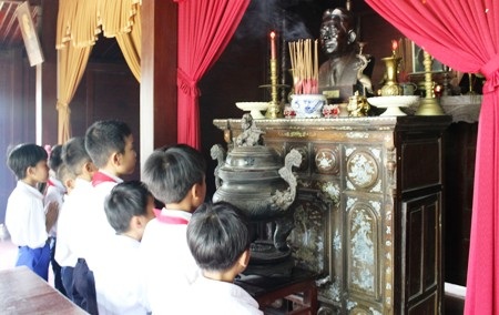 Sau buổi trao học bổng, các em học sinh vào dâng hương tri ân cố Tổng Bí thư tại nhà lưu niệm.