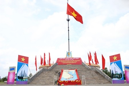 Kỳ đài Hiền Lương được trang trí rực rỡ trước khi diễn ra lễ thượng cờ