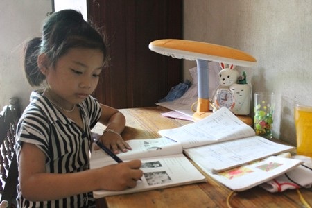 Mang trên mình căn bệnh khó chữa nhưng cháu Ngọc vẫn rất chăm chỉ và học khá