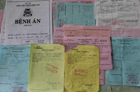 Chồng bệnh án, hóa đơn về bệnh tình của 2 cháu gái cứ ngày một dày thêm